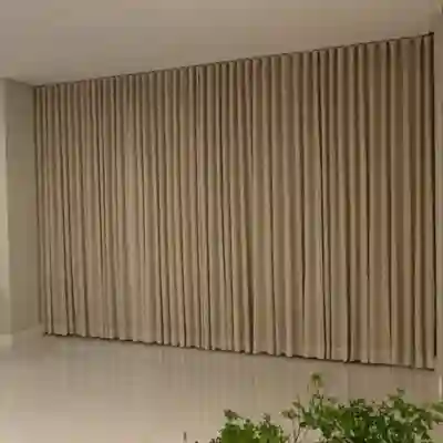 Cortina motorizada sob medida com controle remoto instalada em sala de alto padrão — Maravilha Cortinas Ibitinga SP