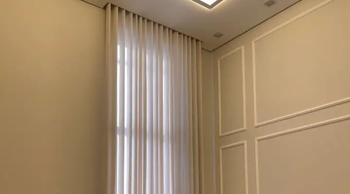 Cortina wave instalada em pé direito duplo com trilho embutido em sanca de gesso