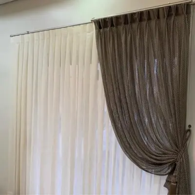 Cortina sob medida instalada em pé direito duplo com trilho embutido em gesso — Maravilha Cortinas Ibitinga SP