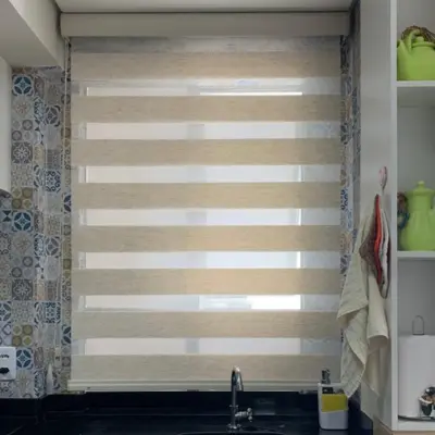 Persiana double vision com faixas alternadas instalada em sala moderna — Maravilha Cortinas Ibitinga SP