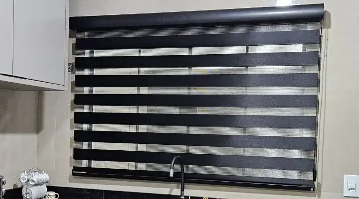 Persiana double vision com faixas alternadas instalada em sala moderna