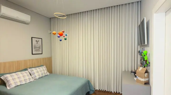 Quarto decorado com cortina e persiana sob medida